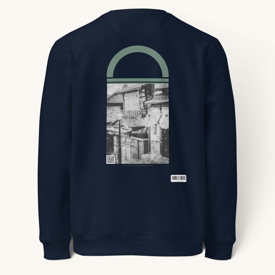ETHIKKALL sweat-shirt bleu marine en coton biologique avec un détail graphique de rue japonaise et une arche verte.