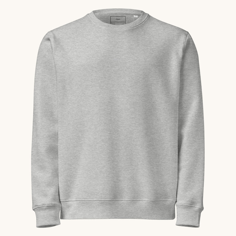 ETHIKKALL sweat gris clair en coton biologique avec un petit logo brodé sur la poitrine et un détail demi-lune au dos.