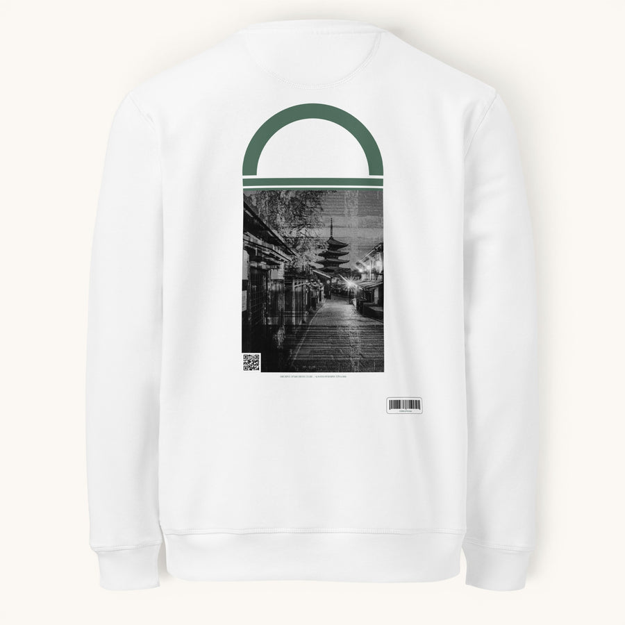 Sweat ETHIKKALL blanc en coton biologique avec un imprimé noir et blanc d'une rue de Kyoto et d'une pagode. Détail demi-lune vert au dos.