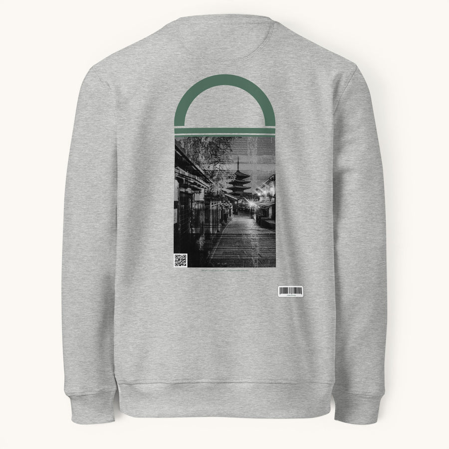 Sweat ETHIKKALL gris en coton biologique avec un imprimé de rue de Kyoto et un détail en demi-lune.