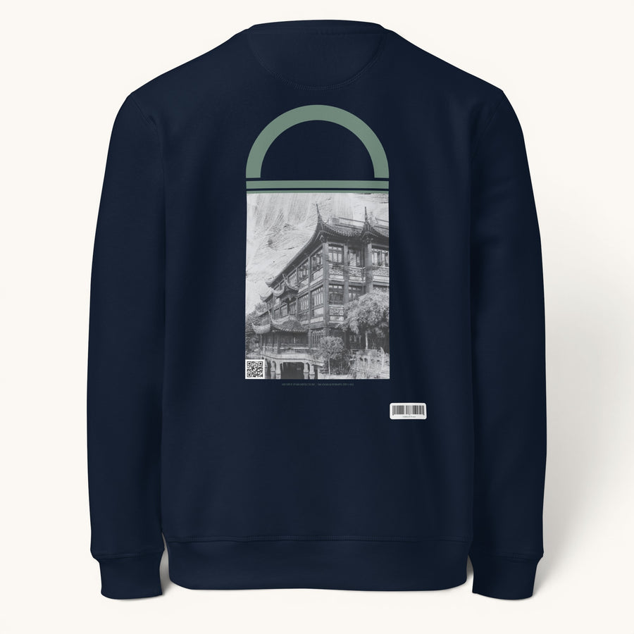 ETHIKKALL sweat-shirt bleu marine en coton biologique avec un imprimé architectural de Shanghai et un détail en demi-lune.