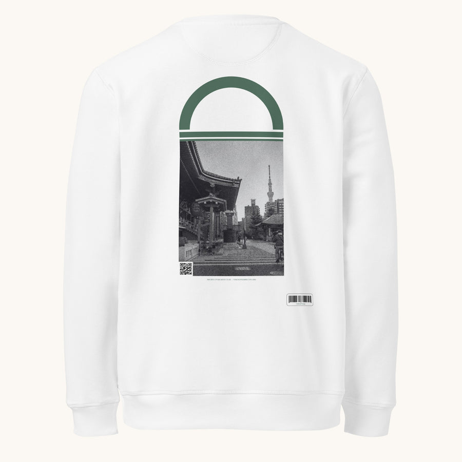 ETHIKKALL sweat blanc en coton biologique avec un imprimé Tokyo architectural et une arche verte.