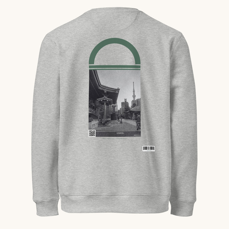 ETHIKKALL sweat-shirt gris en coton biologique avec un imprimé Tokyo 004 sur le dos et un détail en demi-lune.