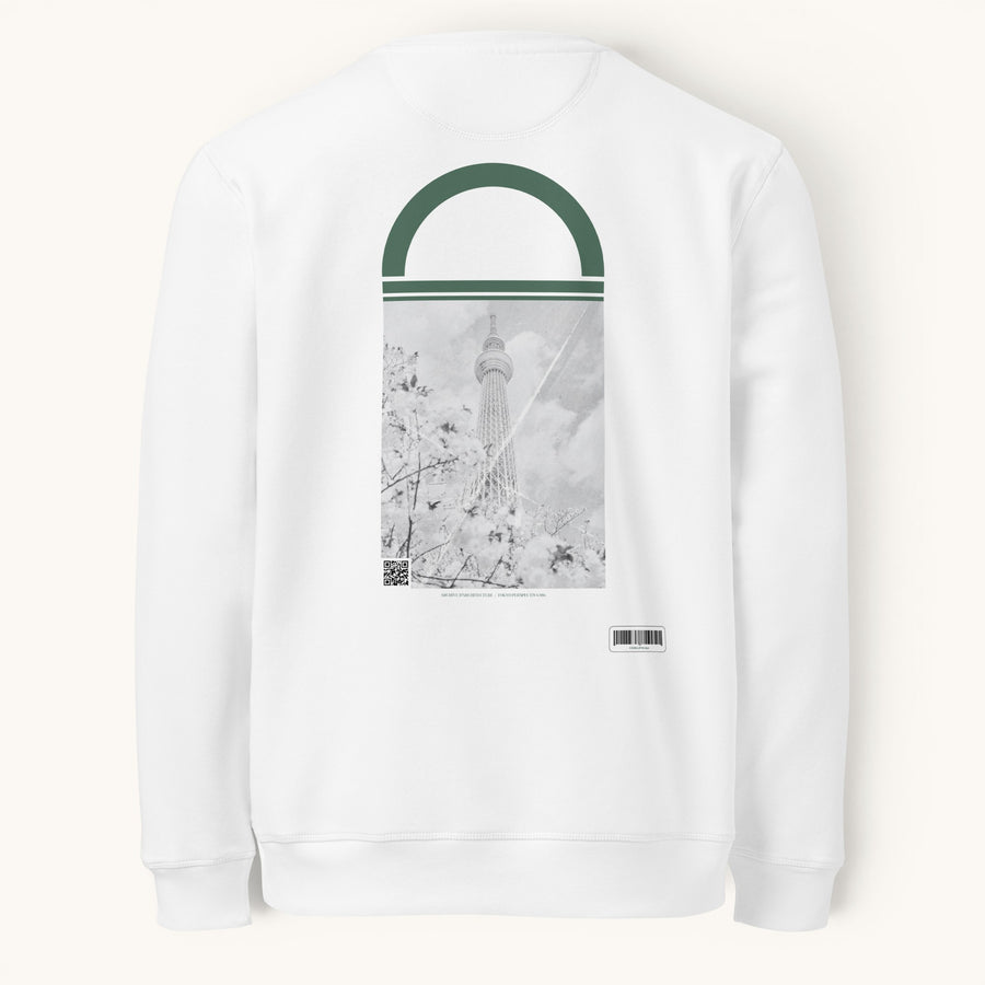 ETHIKKALL sweat blanc en coton biologique avec un imprimé Tokyo Skytree et des fleurs de cerisier. Manches longues, col rond.