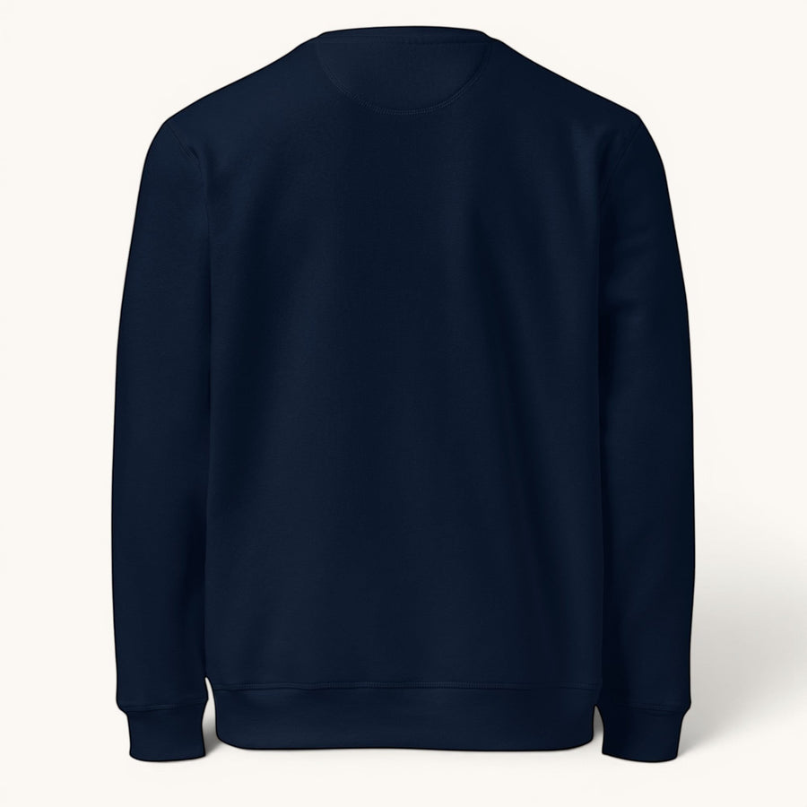 Sweat-shirt ETHIKKALL bleu marine en coton biologique, coupe décontractée avec détail demi-lune à l'arrière.