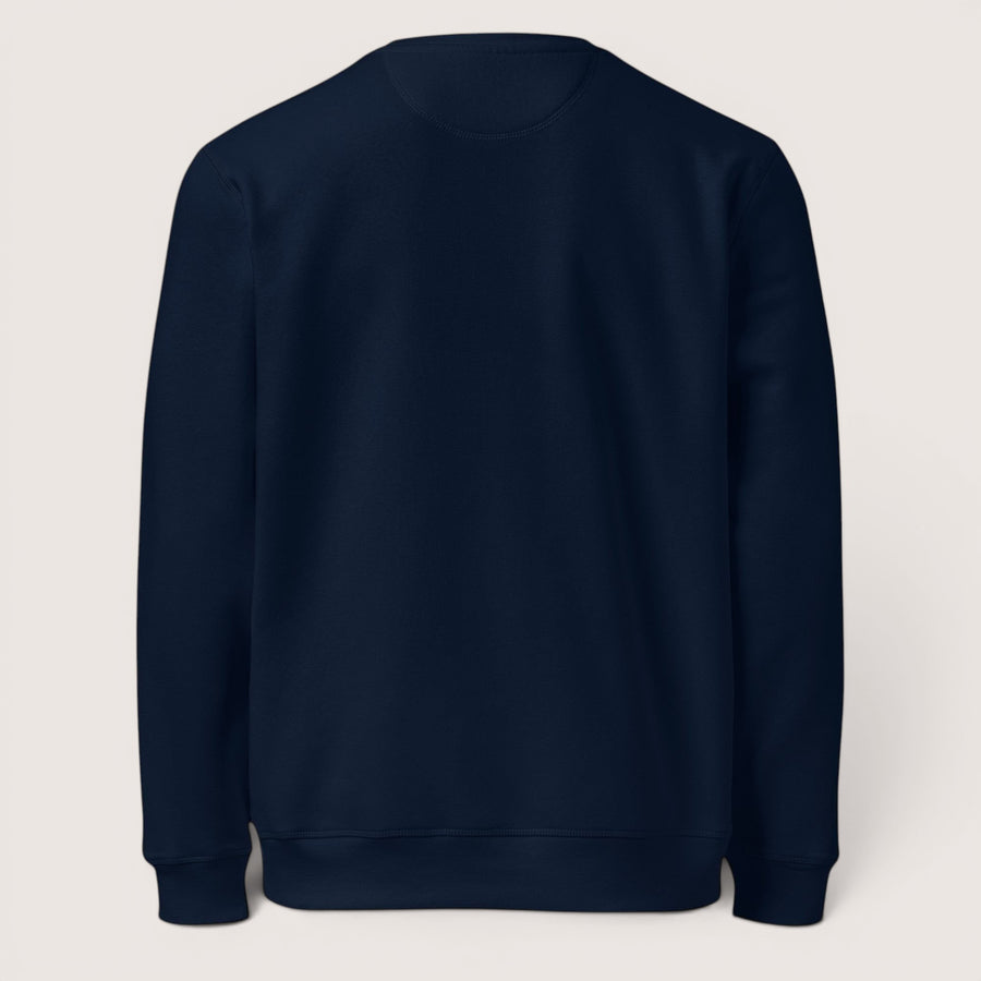 Sweat-shirt ETHIKKALL bleu marine en coton biologique, coupe décontractée avec détail demi-lune à l'arrière.
