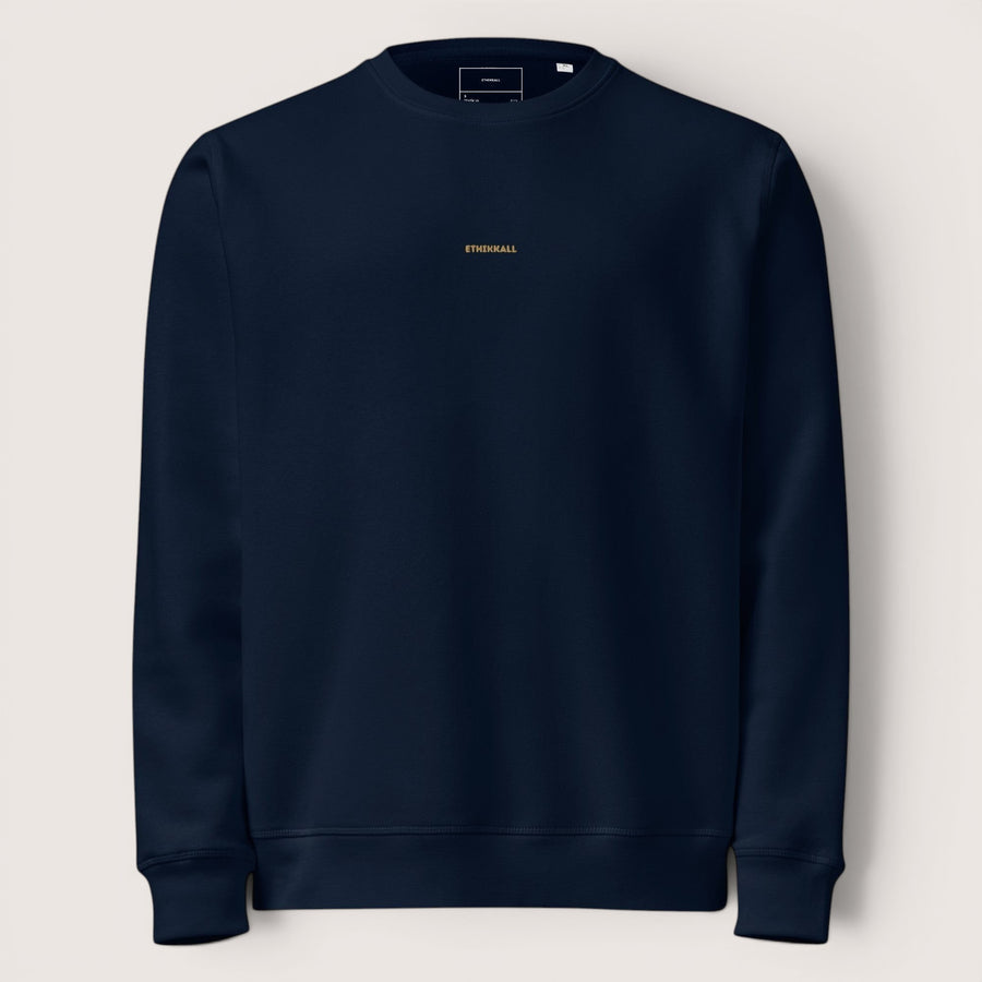 Sweat-shirt ETHIKKALL bleu marine en coton biologique avec logo discret doré sur la poitrine. Coupe décontractée.