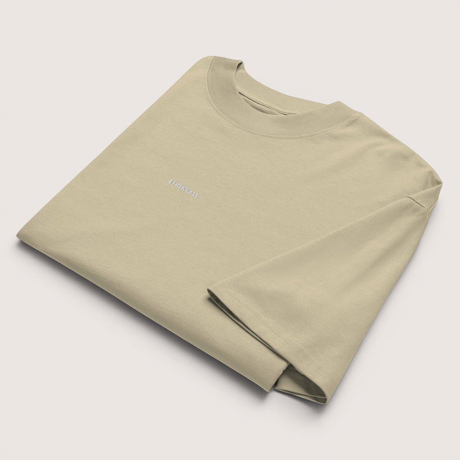 T-shirt ample ETHIKKALL beige en coton biologique avec logo discret brodé sur la poitrine, col rond côtelé.