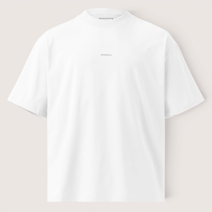 ETHIKKALL t-shirt blanc ample en coton biologique avec col rond et logo discret sur la poitrine.