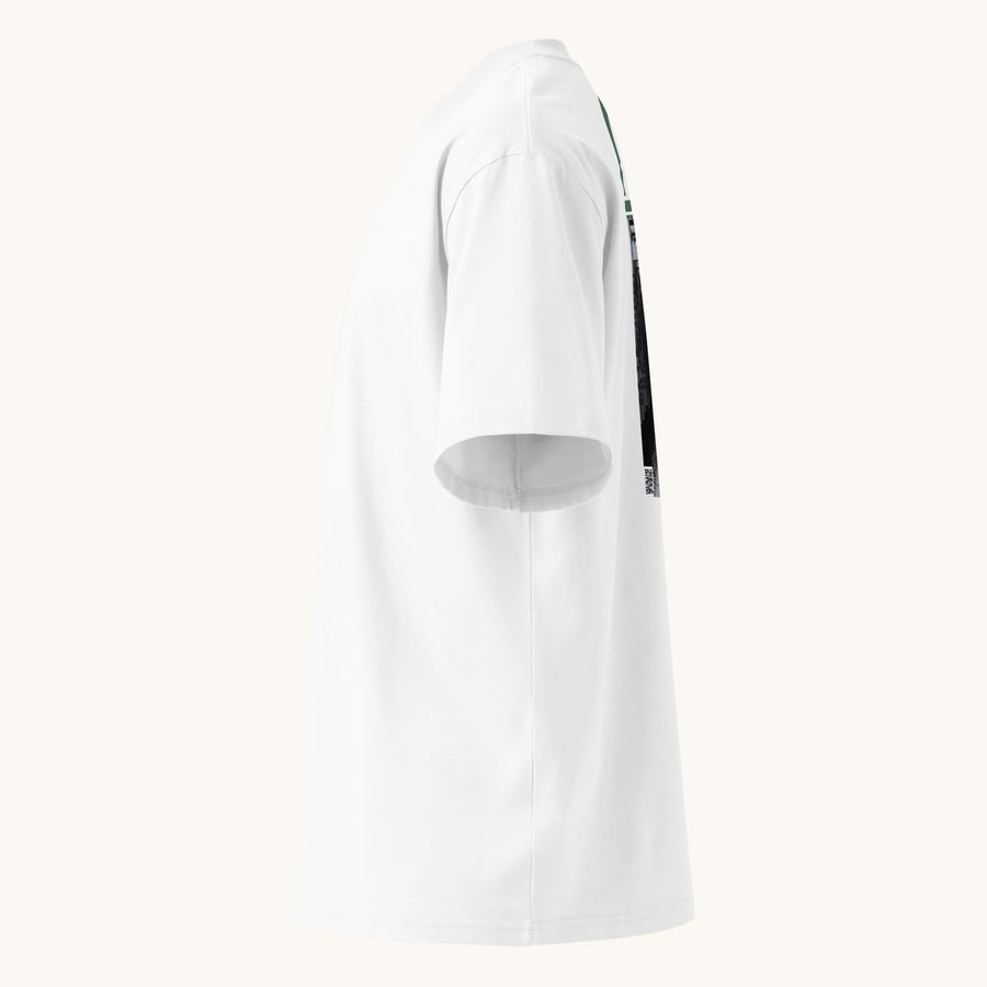 ETHIKKALL T-shirt blanc ample en coton biologique avec col montant et épaules tombantes, idéal pour le streetwear.