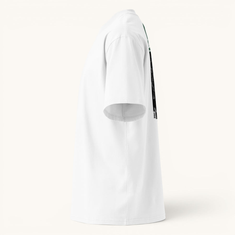 ETHIKKALL T-shirt blanc ample en coton biologique avec col montant et épaules tombantes, idéal streetwear.