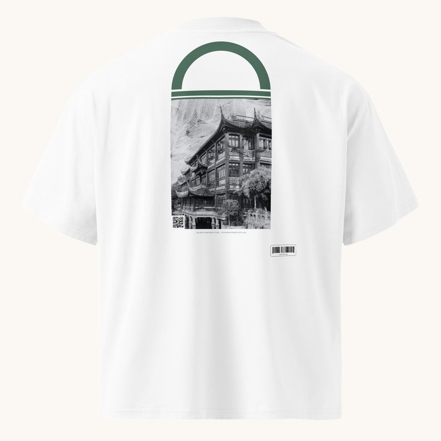 ETHIKKALL T-shirt blanc ample en coton biologique avec un imprimé architectural asiatique sur le dos.