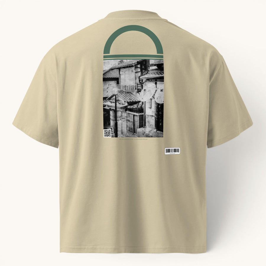 T-shirt ample ETHIKKALL beige en coton biologique avec un imprimé noir et blanc de Kyoto et un col rond.