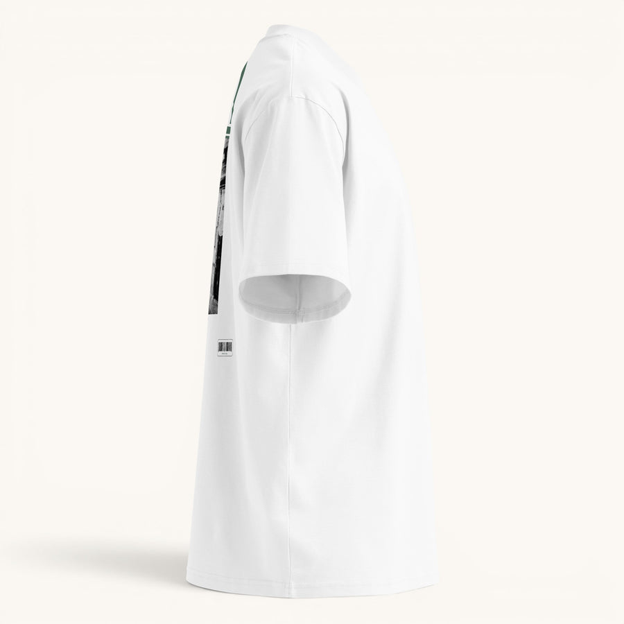 ETHIKKALL T-shirt blanc ample en coton biologique avec col montant et imprimé graphique discret.