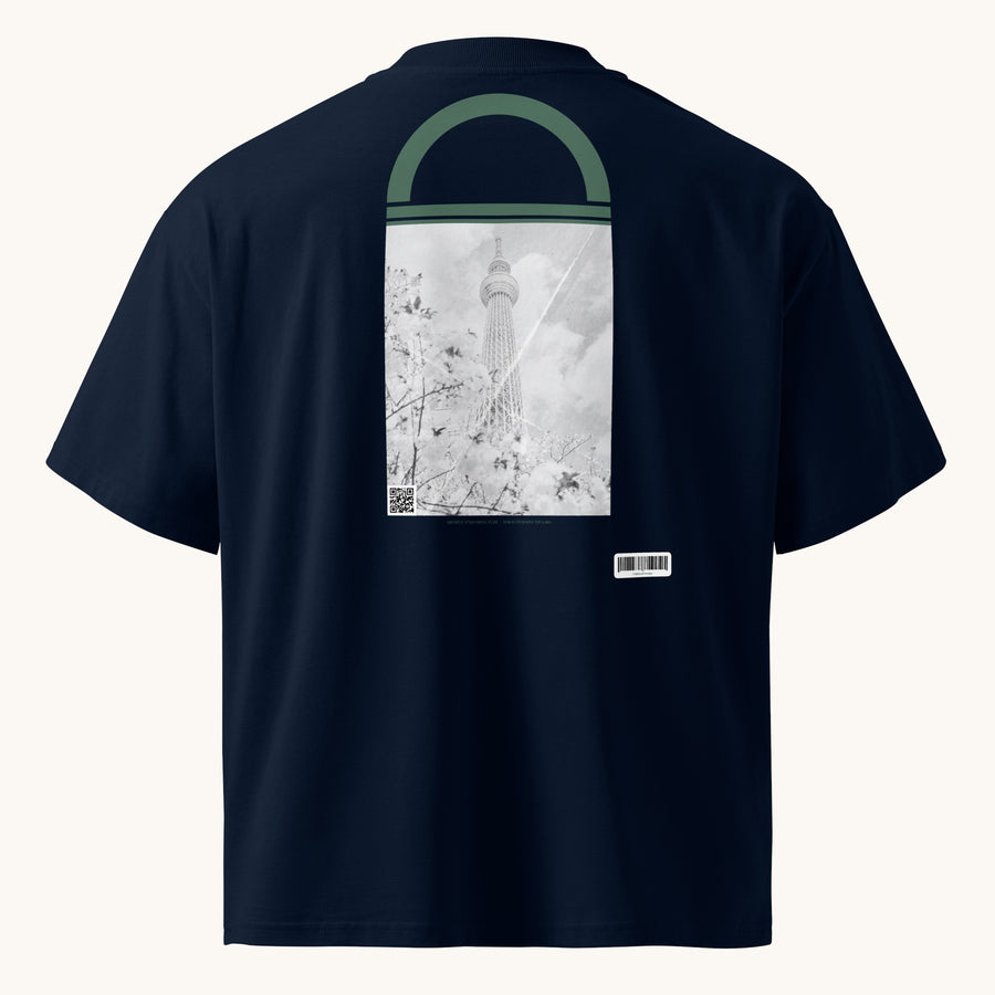 ETHIKKALL T-shirt bleu marine ample en coton biologique avec un imprimé Tokyo Skytree encadré.