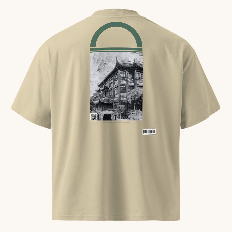 T-shirt ample ETHIKKALL beige en coton biologique avec un imprimé architectural chinois sur le dos et un col rond.