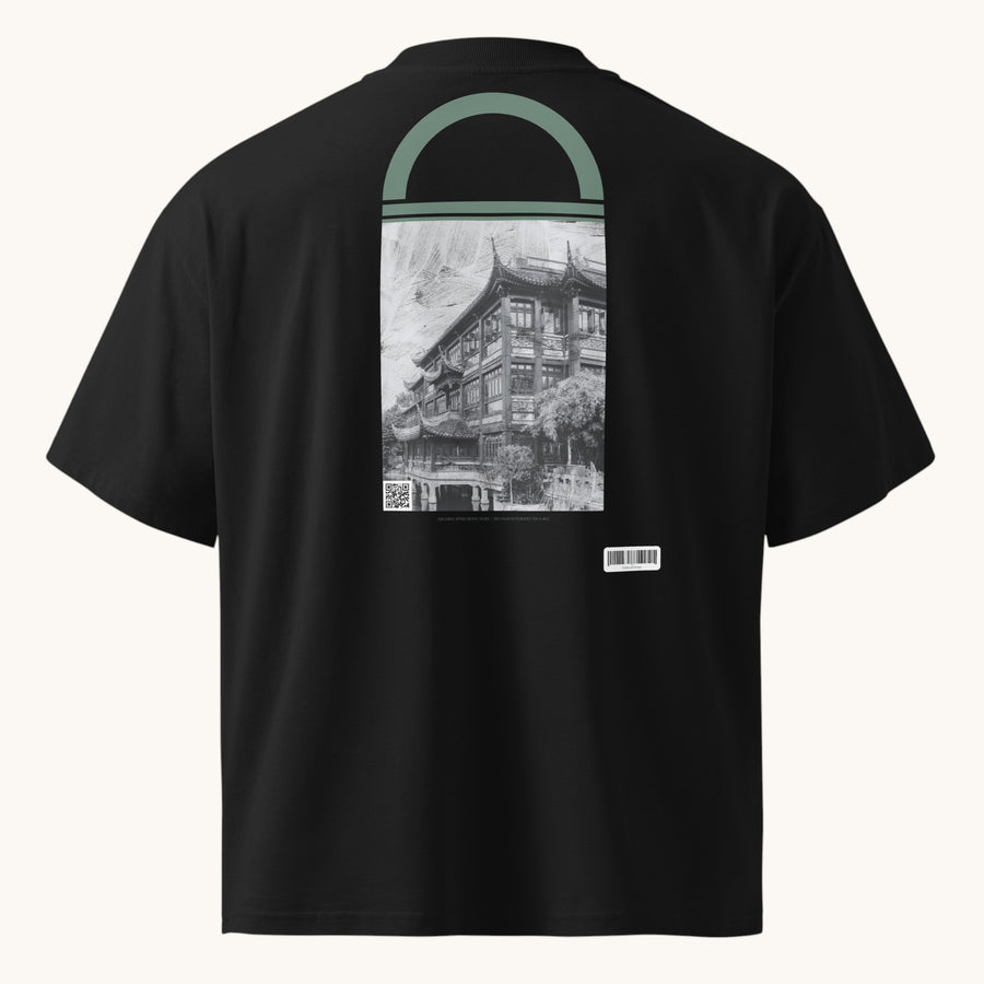 ETHIKKALL t-shirt noir ample en coton biologique avec un imprimé architectural de Shanghai et un col montant.