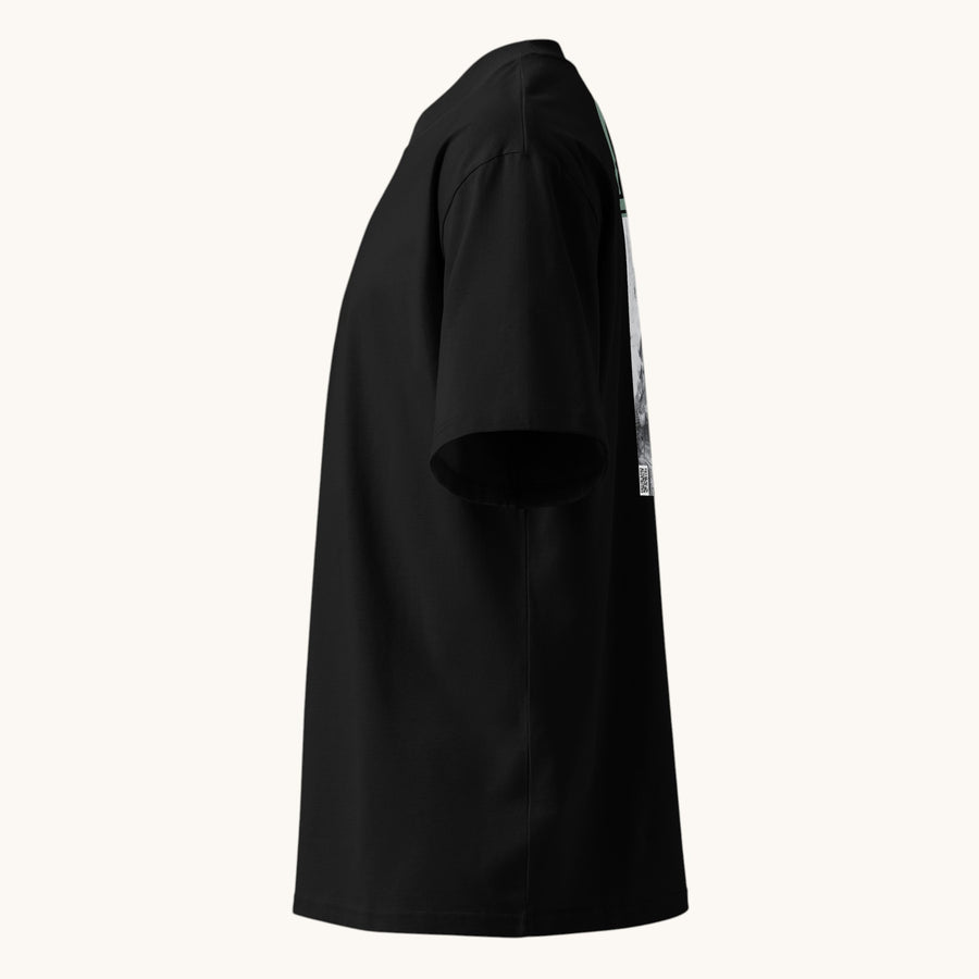ETHIKKALL T-shirt noir ample en coton biologique avec col montant et épaules tombantes, idéal pour le streetwear.