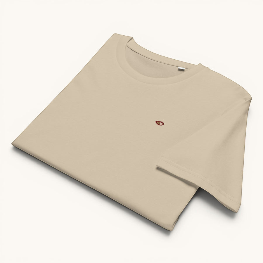 ETHIKKALL t-shirt beige en coton biologique avec un petit logo œil brodé sur la poitrine. Coupe droite.
