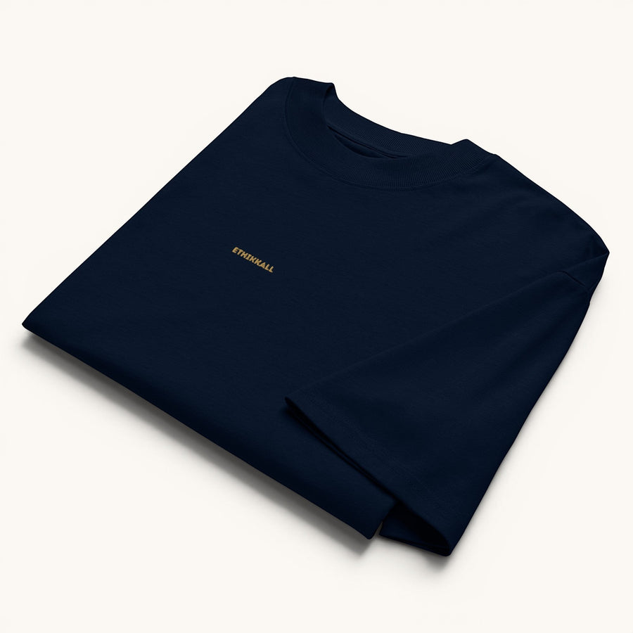 T-shirt ample bleu marine ETHIKKALL en coton biologique avec col rond et logo discret.