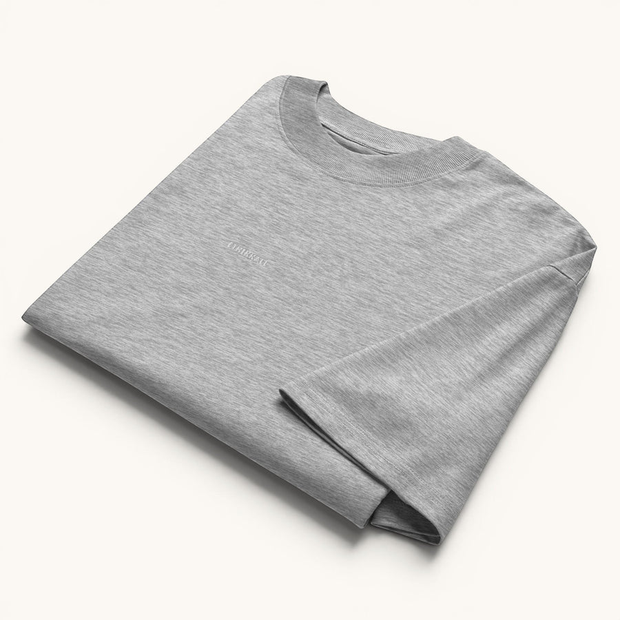 T-shirt ample gris clair ETHIKKALL en coton biologique, col rond côtelé, épaules tombantes, idéal streetwear.