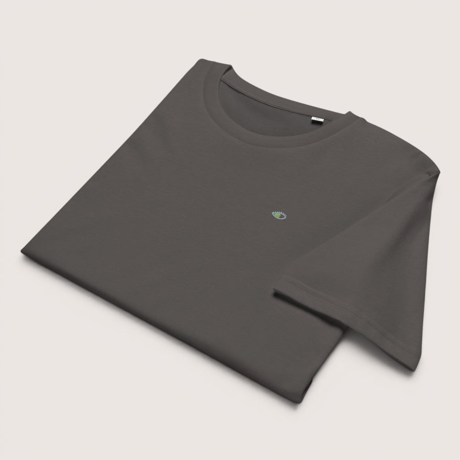 T-shirt anthracite ETHIKKALL en coton biologique, coupe droite, avec un petit logo œil brodé sur la poitrine gauche.