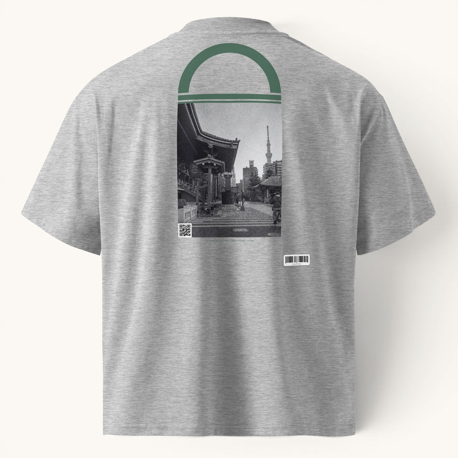 ETHIKKALL T-shirt gris ample en coton biologique avec un imprimé Tokyo sur le dos.