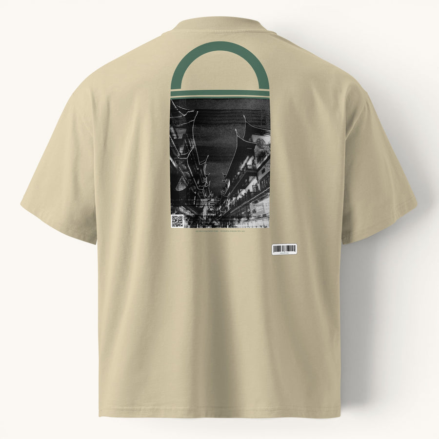T-shirt ample beige en coton biologique ETHIKKALL avec un imprimé graphique noir et blanc de rue et un col rond vert.