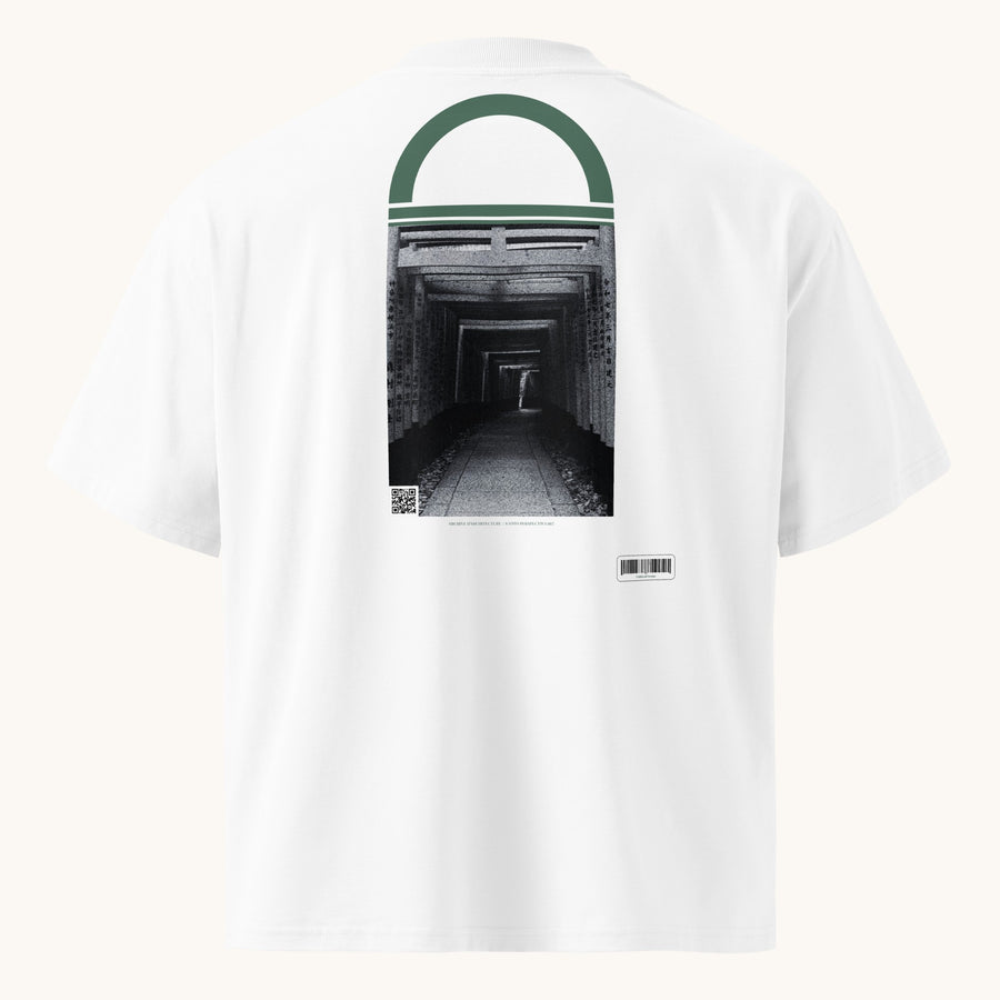 ETHIKKALL T-shirt blanc en coton bio avec un imprimé tunnel sombre et une arche verte sur le dos.