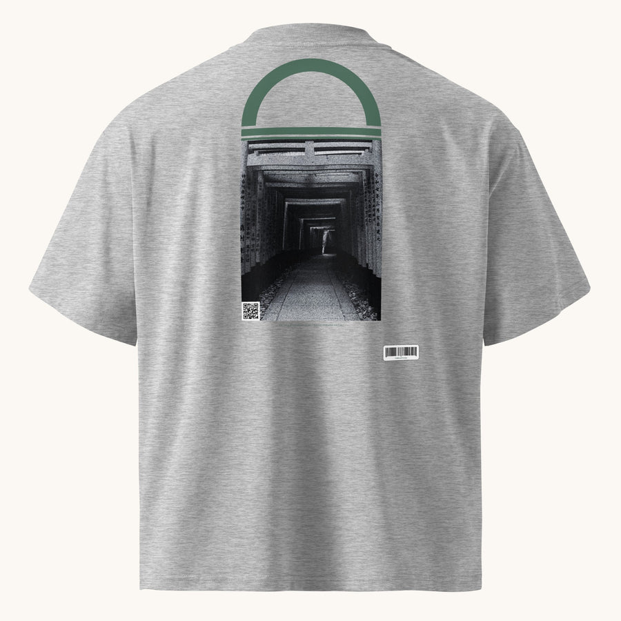T-shirt gris ample ETHIKKALL en coton biologique avec un imprimé de tunnel japonais sur le dos.