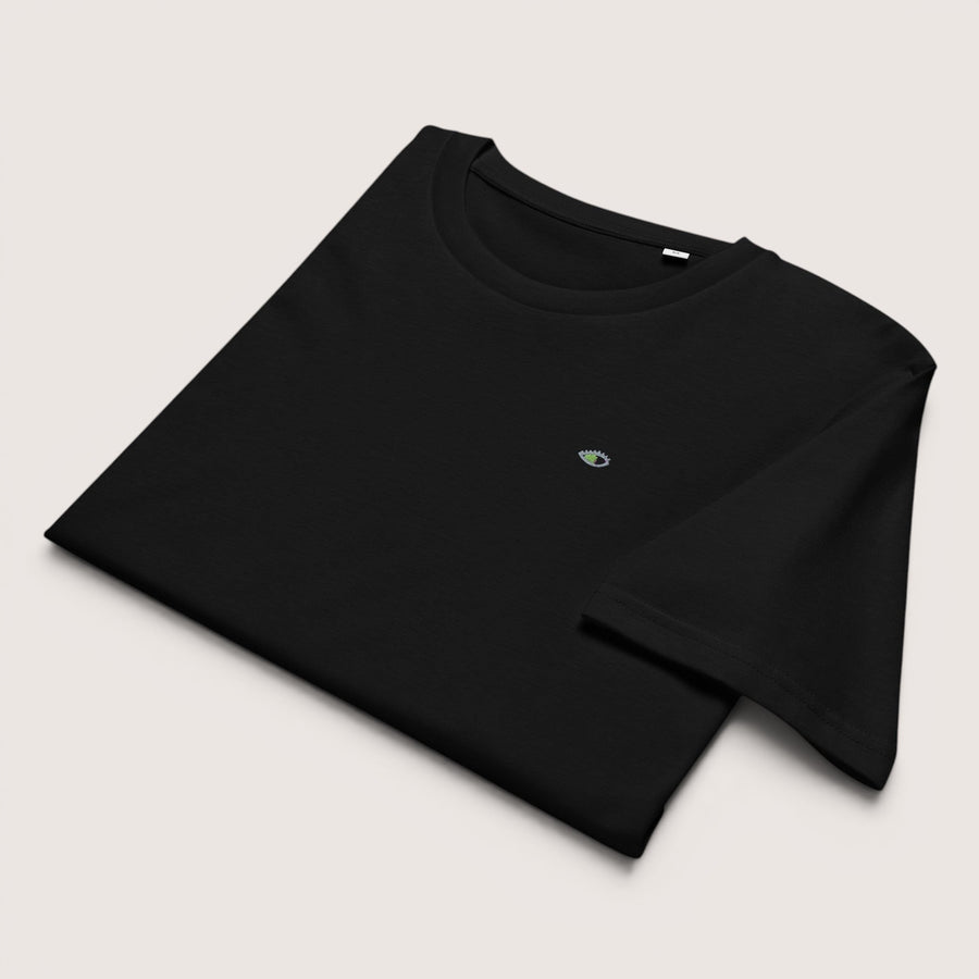ETHIKKALL t-shirt noir 100% coton biologique avec un petit logo œil brodé sur la poitrine. Coupe droite.