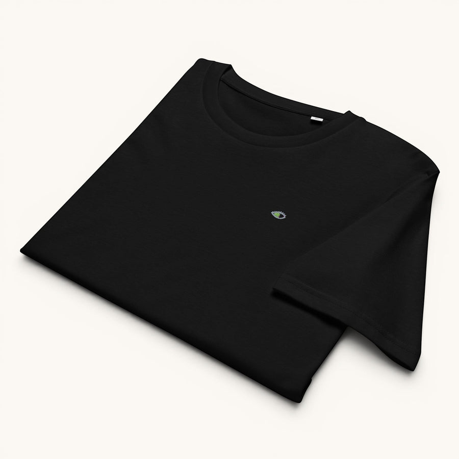 ETHIKKALL t-shirt noir 100% coton biologique avec un petit logo œil brodé sur la poitrine. Coupe droite.