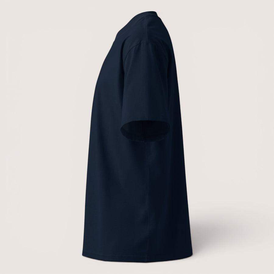 T-shirt oversize ETHIKKALL Le Réveil bleu marine en coton biologique épais avec col montant, vue de profil.