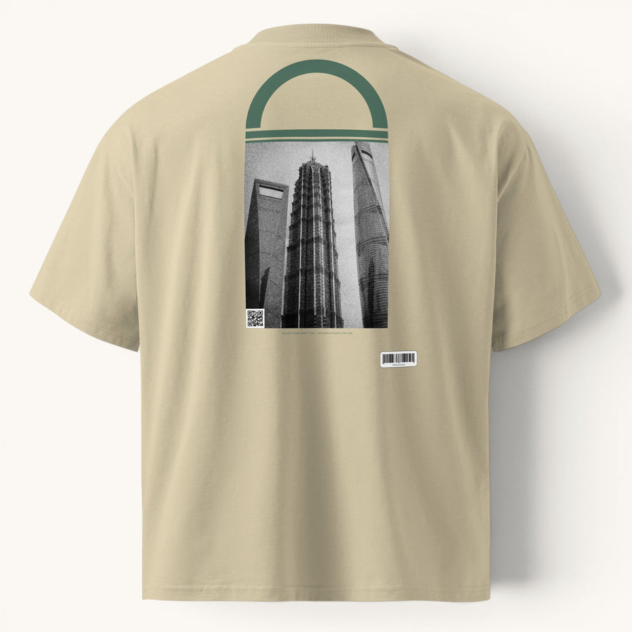 T-shirt ample ETHIKKALL beige en coton biologique avec un imprimé de gratte-ciel de Shanghai et un col rond. Style streetwear.